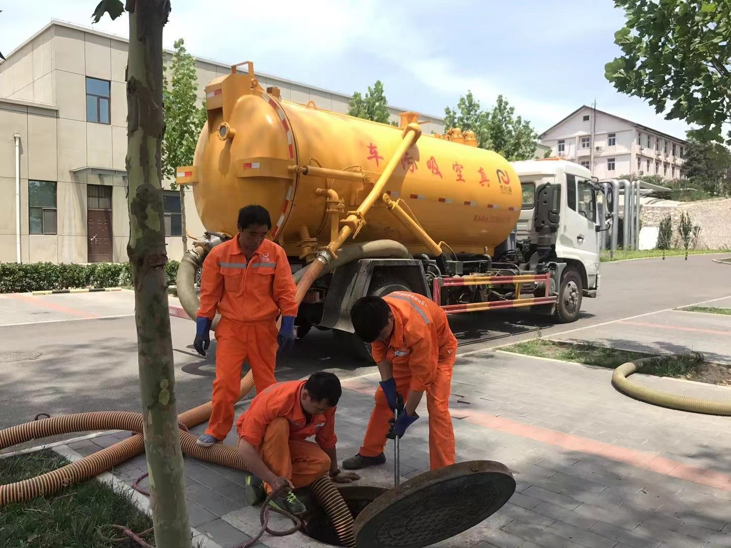 临川管道疏通车停在窨井附近